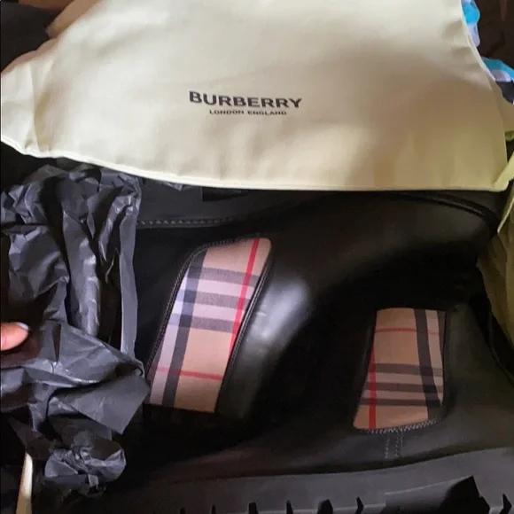 Burberry Chelsea Boots (Authentic) - Picture 2 of 10